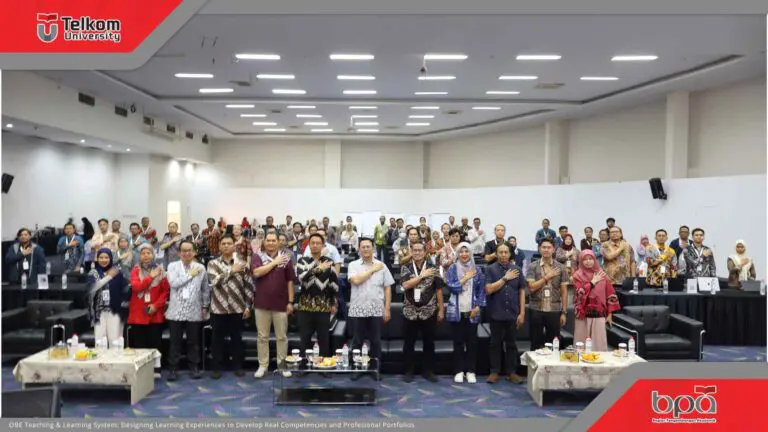 Foto bersama peserta seminar di Universitas Telkom dengan latar belakang panggung dan logo BPA, mengusung tema "OBE Teaching & Learning System: Designing Learning Experiences". Para peserta berpose hormat tangan di dada.