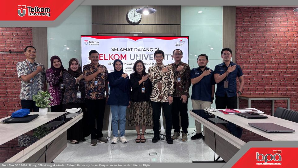 Delegasi STMM Yogyakarta dan tim Telkom University berfoto bersama dalam kegiatan benchmarking kurikulum OBE 2026 di Ruang Harmony Telkom University