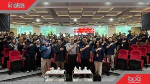 Peserta seminar Sinergi OBE dan Relevansi Pendidikan Telkom University berfoto bersama di Gedung Bangkit Bandung
