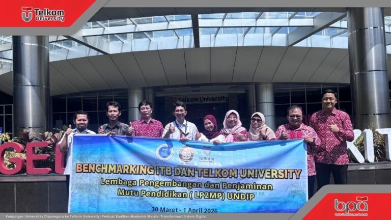Delegasi LP2MP Universitas Diponegoro dan tim Telkom University berfoto bersama di depan Gedung Rektorat Telkom University dalam kegiatan benchmarking sistem akademik digital, 30 Maret–1 April 2026