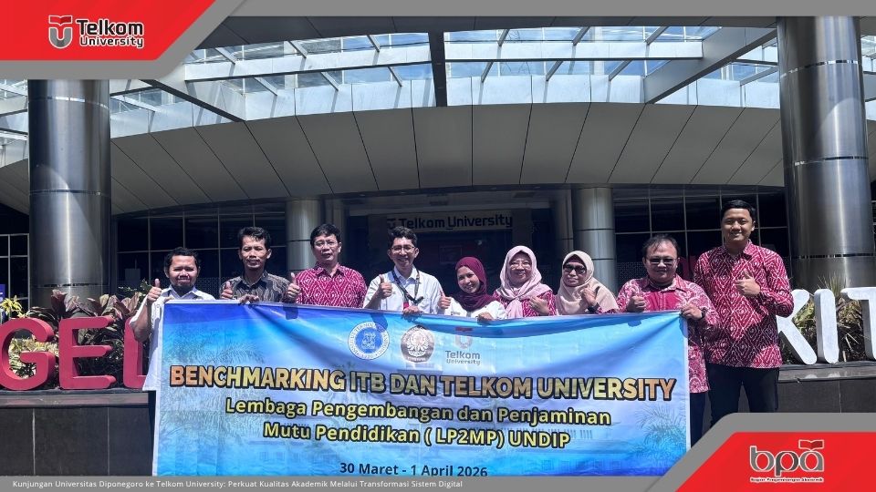 Delegasi LP2MP Universitas Diponegoro dan tim Telkom University berfoto bersama di depan Gedung Rektorat Telkom University dalam kegiatan benchmarking sistem akademik digital, 30 Maret–1 April 2026