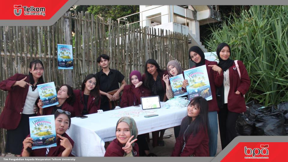 Tim Pengabdian kepada Masyarakat Telkom University bersama mahasiswa saat kampanye konservasi penyu Pangumbahan dalam peringatan Hari Penyu Sedunia di Kawasan Konservasi Pangumbahan, Sukabumi