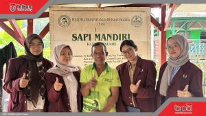 Tim mahasiswa KKNT UMKM Kreatif Cimahi Telkom University bersama pelaku UMKM Sentra Susu Cipageran di Pusat Pelatihan Pertanian Pedesaan Swadaya Sapi Mandiri, Cimahi Utara