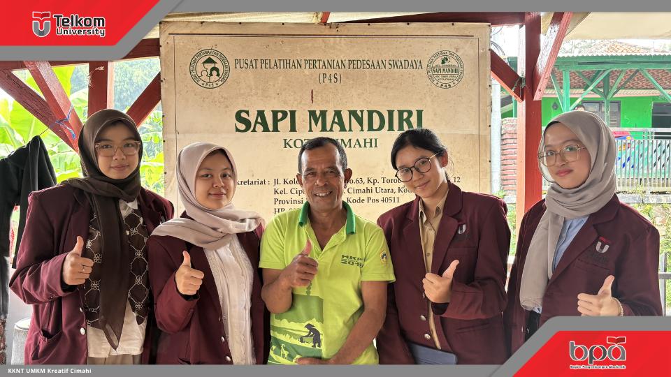 Tim mahasiswa KKNT UMKM Kreatif Cimahi Telkom University bersama pelaku UMKM Sentra Susu Cipageran di Pusat Pelatihan Pertanian Pedesaan Swadaya Sapi Mandiri, Cimahi Utara
