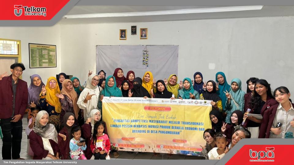 Tim Pengabdian kepada Masyarakat Telkom University bersama peserta pelatihan "Dari Sampah Jadi Berkah" transformasi limbah pesisir berbasis inovasi produk bernilai ekonomi dan branding di Balai Desa Pangumbahan, Sukabumi